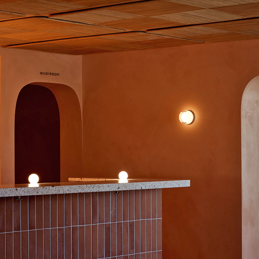 RIPPLE SCONCE WANDLEUCHTE, KLAR, MIT SCHWARZEM SOCKEL