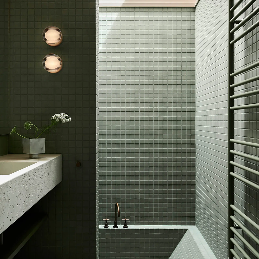 RIPPLE SCONCE WANDLEUCHTE, KLAR, MIT SCHWARZEM SOCKEL