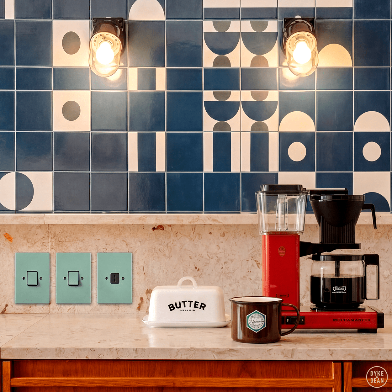 KATY PATY PORCELAIN PLATE WALL SOCKET MATTE BLACK PC/USB - DYKE & DEAN