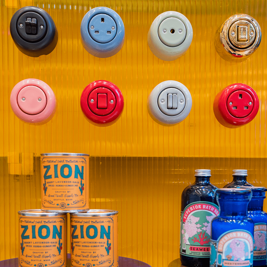 PORCELAIN KATY PATY COLONA ROUND SURFACE MOUNTED FAT BUTTON SWITCH DERMA - DYKE & DEAN